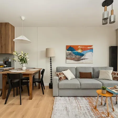 Stylish In With Balcony By Renters